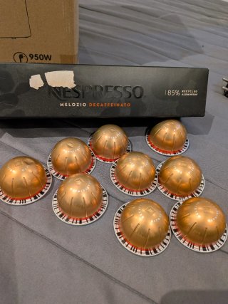 Cafetera Nespresso Vertuo Pop Amarilla con extras