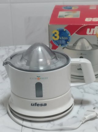 EXPRIMIDOR ELÉCTRICO UFESA CITROPRESS
