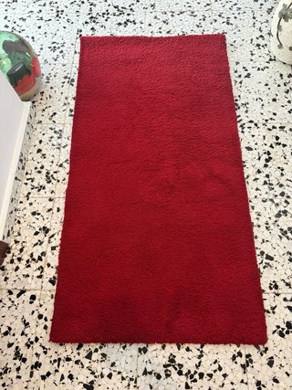 Alfombras de pelo rojo y naranja