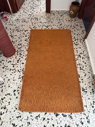 Alfombras de pelo rojo y naranja