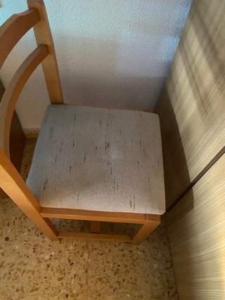 Silla de madera con asiento de tela