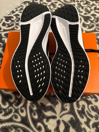 Zapatillas Nike Quest 5 Negras y Blancas