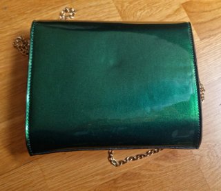 Bolso clutch verde metalizado cadena dorada