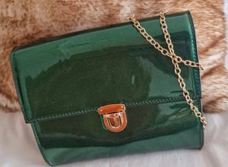 Bolso clutch verde metalizado cadena dorada