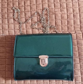 Bolso clutch verde metalizado cadena dorada