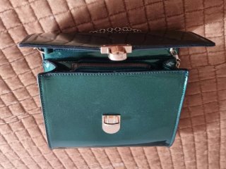 Bolso clutch verde metalizado cadena dorada