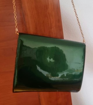 Bolso clutch verde metalizado cadena dorada
