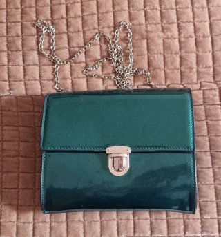 Bolso clutch verde metalizado cadena dorada