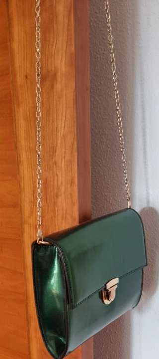 Bolso clutch verde metalizado cadena dorada