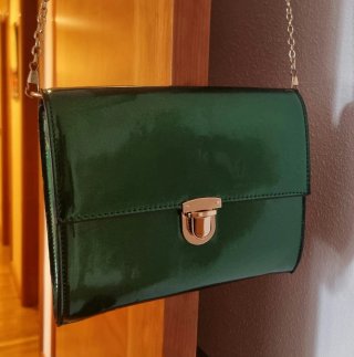 Bolso clutch verde metalizado cadena dorada