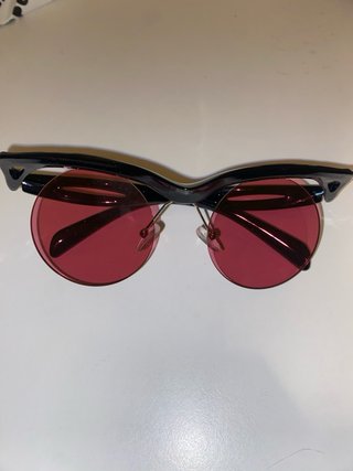 Gafas de sol redondas negras y rosas