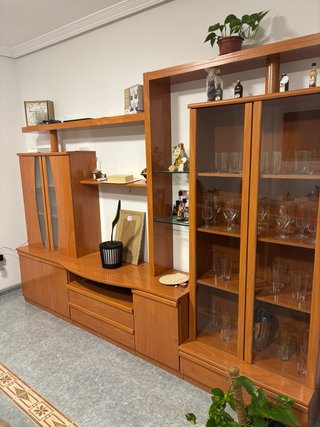 Mueble de salón madera y cristal