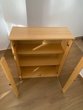 Vitrina de madera y cristal
