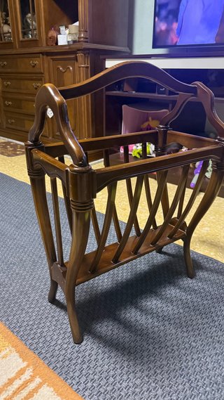 Revistero de madera antiguo
