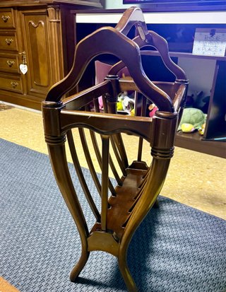 Revistero de madera antiguo