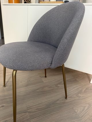 Silla comedor de Kenay tapizado gris patas doradas