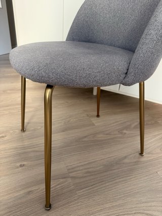 Silla comedor de Kenay tapizado gris patas doradas