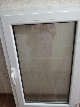 Ventana blanca con manilla