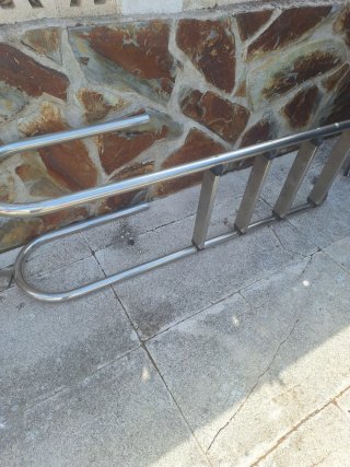 Escalera de piscina metálica