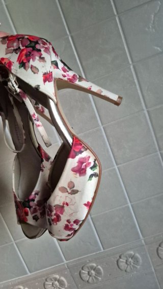 Scarpe con tacco floreali