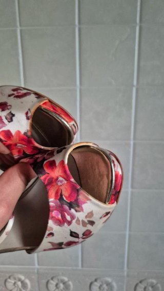 Scarpe con tacco floreali