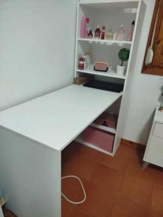 Escritorio blanco con estantería