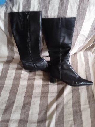 Botas de piel punta fina negras