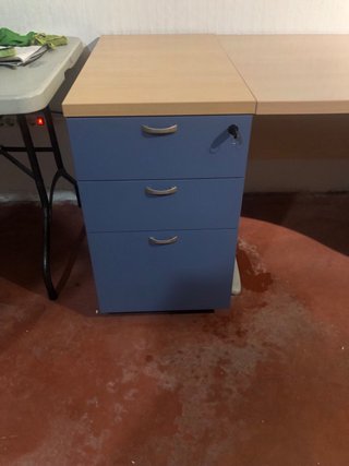Escritorio de oficina curvo con cajonera