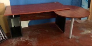 Escritorio de oficina curvo con cajonera