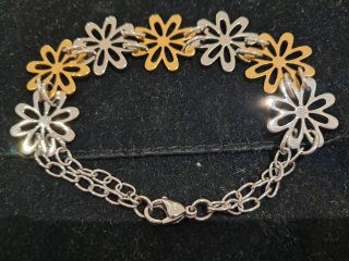 Pulsera de acero, con motivos de flores bicolor.