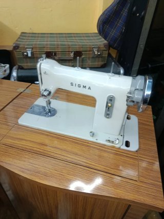 Máquina de coser Sigma antigua