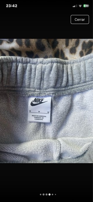 Pantalón corto Nike gris