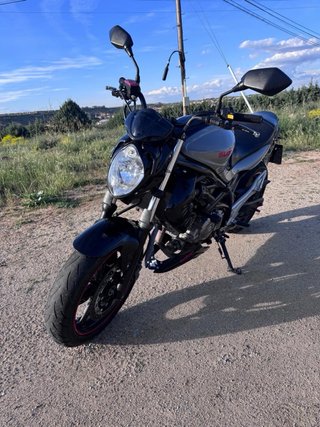 Suzuki Gladius 650 Naked Negra/Plata
