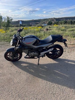 Suzuki Gladius 650 Naked Negra/Plata
