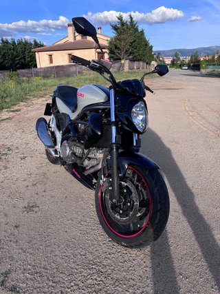 Suzuki Gladius 650 Naked Negra/Plata