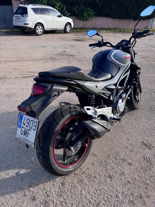 Suzuki Gladius 650 Naked Negra/Plata