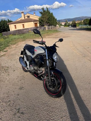 Suzuki Gladius 650 Naked Negra/Plata