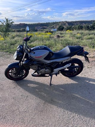 Suzuki Gladius 650 Naked Negra/Plata