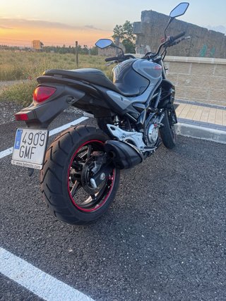 Suzuki Gladius 650 Naked Negra/Plata