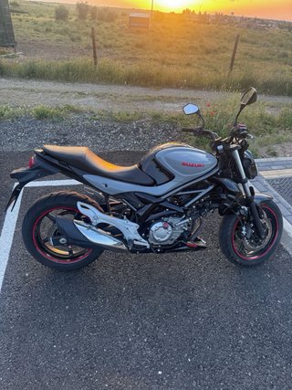 Suzuki Gladius 650 Naked Negra/Plata