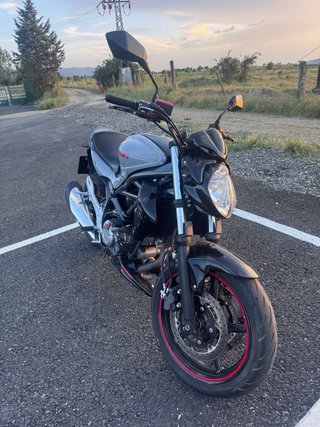 Suzuki Gladius 650 Naked Negra/Plata