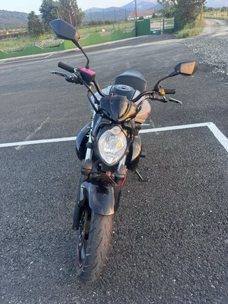 Suzuki Gladius 650 Naked Negra/Plata