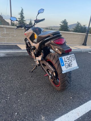 Suzuki Gladius 650 Naked Negra/Plata