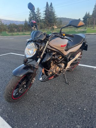 Suzuki Gladius 650 Naked Negra/Plata