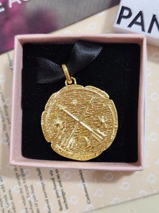 Colgante Pandora Medallón Flechas Cruzadas Dorado