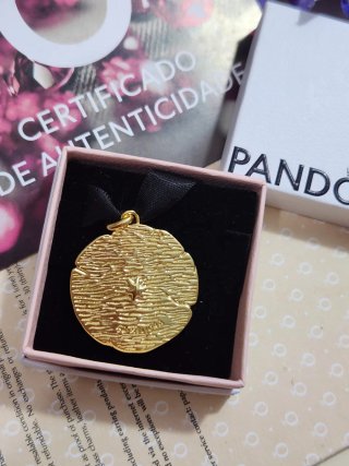 Colgante Pandora Medallón Flechas Cruzadas Dorado