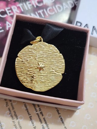 Colgante Pandora Medallón Flechas Cruzadas Dorado