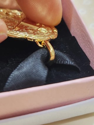 Colgante Pandora Medallón Flechas Cruzadas Dorado