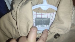 Chaqueta beige con capucha y botones