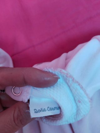 Pijama bebé rosa con cuello